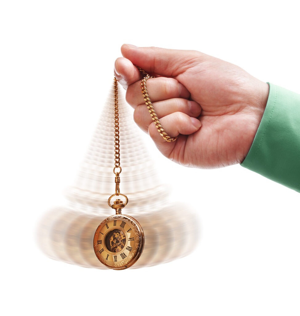 Eine Taschenuhr wird wie ein Hypnosependel verwendet.