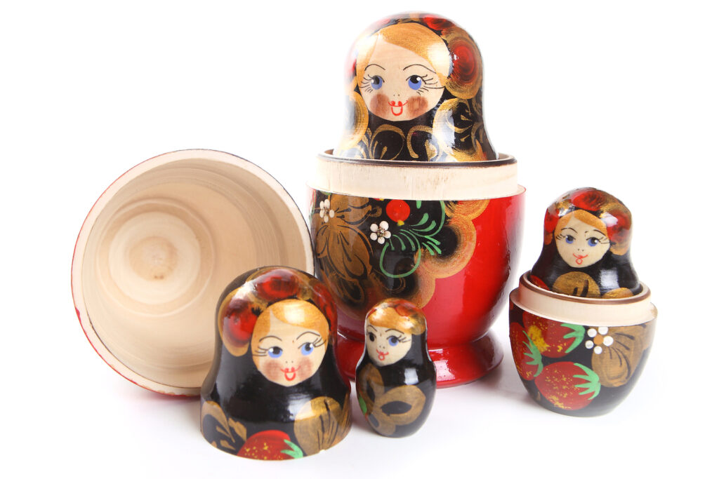 Matryoshka, eine mehrteilige Holzpuppe bei der verschiedene Größen ineinander gesteckt werden können.