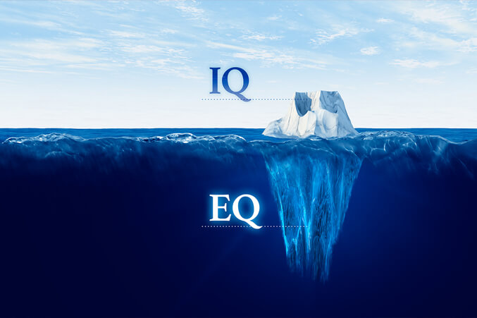 Eisberg mit den Begriffen IQ über und EQ unter der Wasseroberfläche als Symbol für Verstand und Gefühl